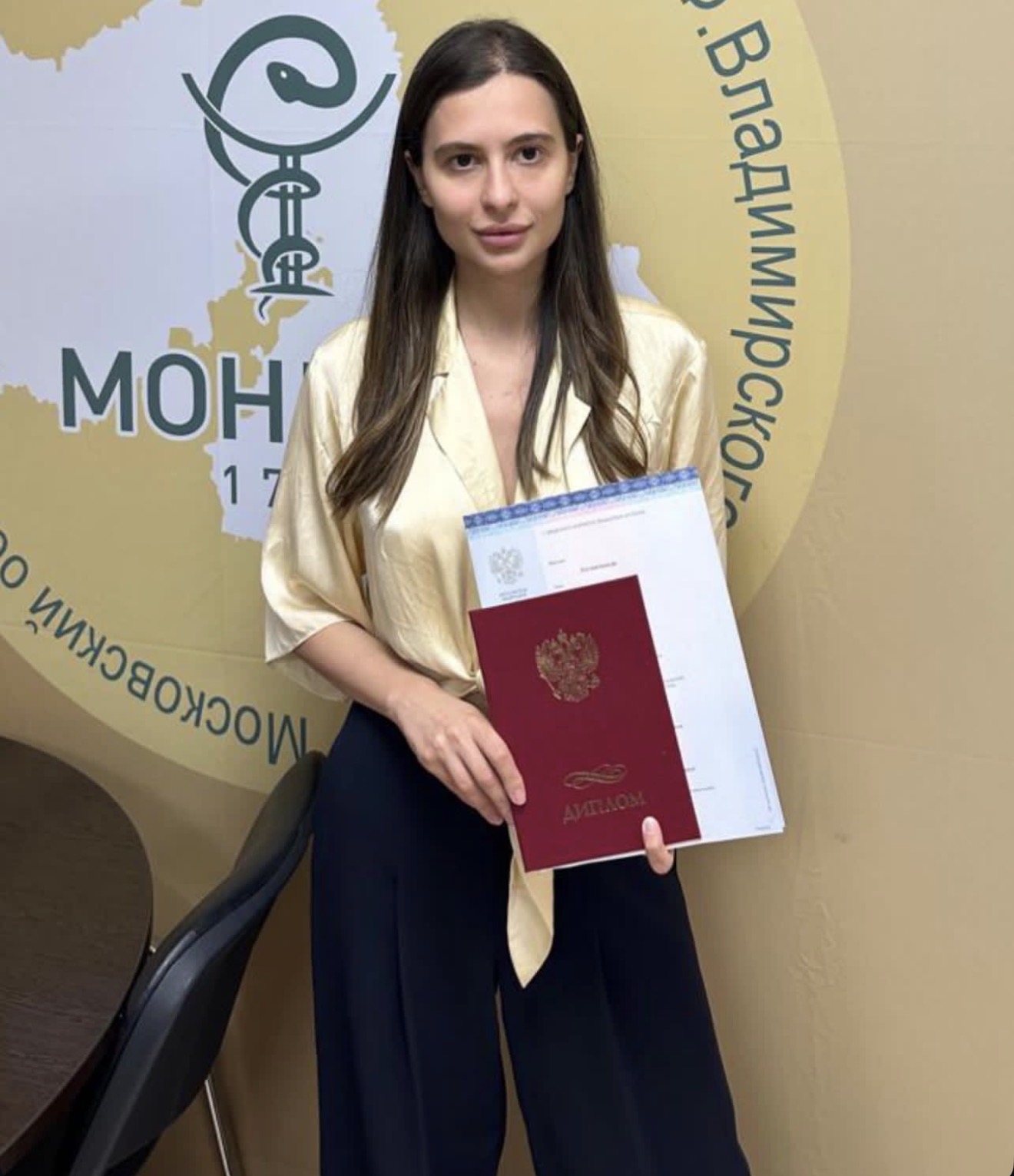 Кристина Апокатани́ди с дипломом врача